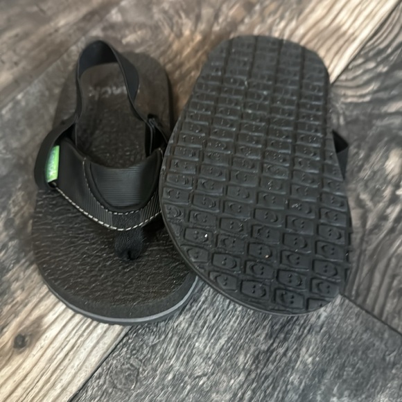 Brand new without tags toddler Sanuk flip flops - Picture 3 of 3